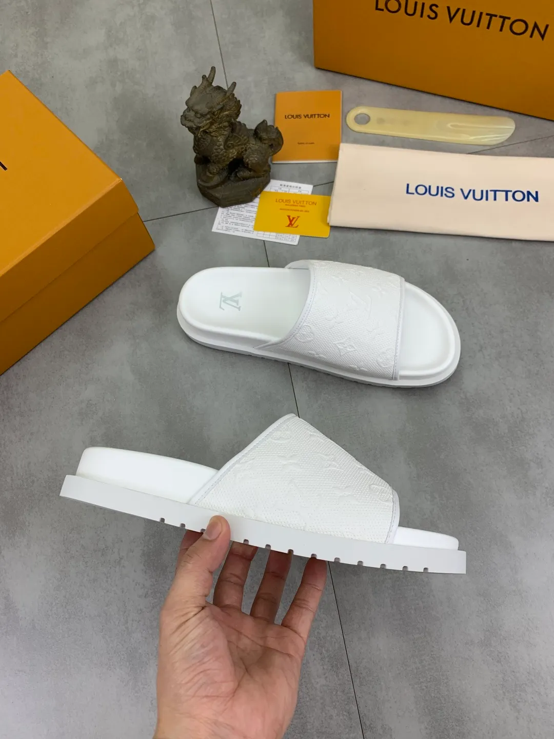 Men's shoes 💰P300💰【New style】🆘 Original quality 【LOUIS VUITTON】The popular Louis Vuitton LV men's slippers on the official website are on sale simultaneously! Original fabric imported from Italy, original factory special supply, code number: 38-44 (45 customized), many colors available